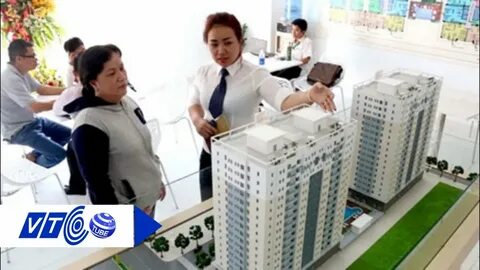 Nhìn điện thoại quá nhiều, nam thanh niên không thể ngẩng đầu